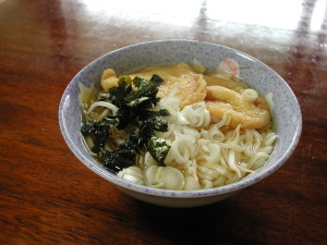 昼食はきつねうどん
