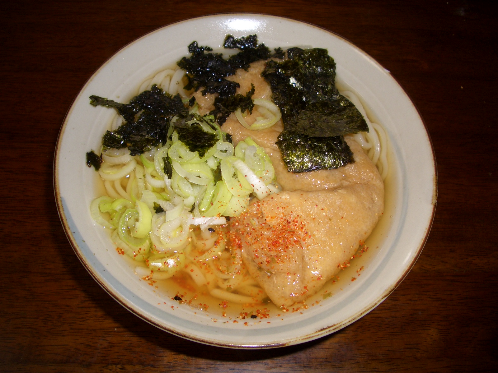 昼食はきつねうどん