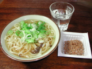 昼食はうどんと納豆