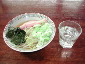 昼食は味噌ラーメン