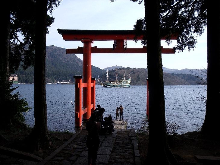 箱根神社の鳥居と海賊船