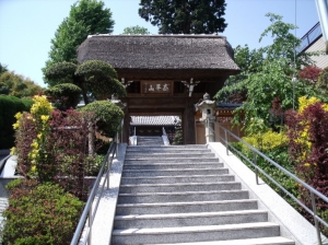 東泉寺の山門