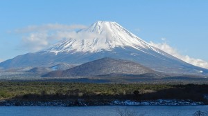 精進湖畔より富士山を望む
